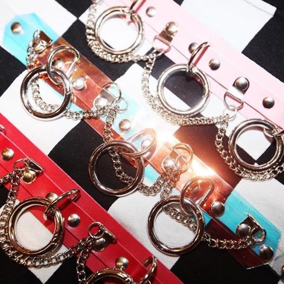 Technicolor Queen Holographic Choker - Picture 3 of 5